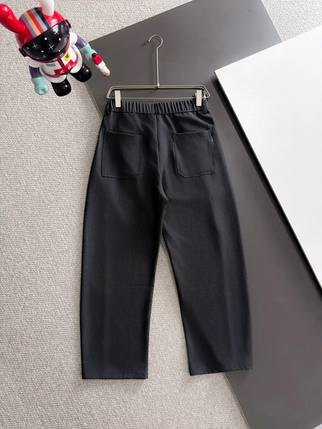 Next day shipment P195 Balenciaga High Quality 2026 Autumn and Winter New Arrival elastic band casual pants, counter-customized fabrics, Breathable, high comfort, impeccable details, brand element design concept, reflecting high quality. It feels delicate and soft! It presents a casual cut and the upper body shape is great! Sizes:S-3XL